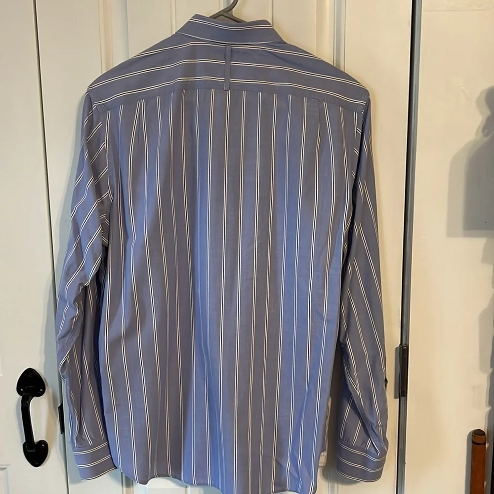 BANANA REPUBLIC Men’s Medium Button up long sleeve blue striped shirt.